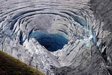 Glacier de Ferpècle - Effondrement d'une cavité sous-glaciaire