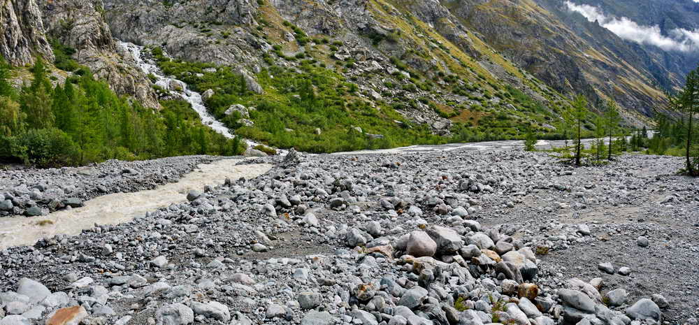Pré de Madame Carle - Torrent du Glacier Noir, vers l'aval ; confluence avec le Torrent du Glacier Blanc